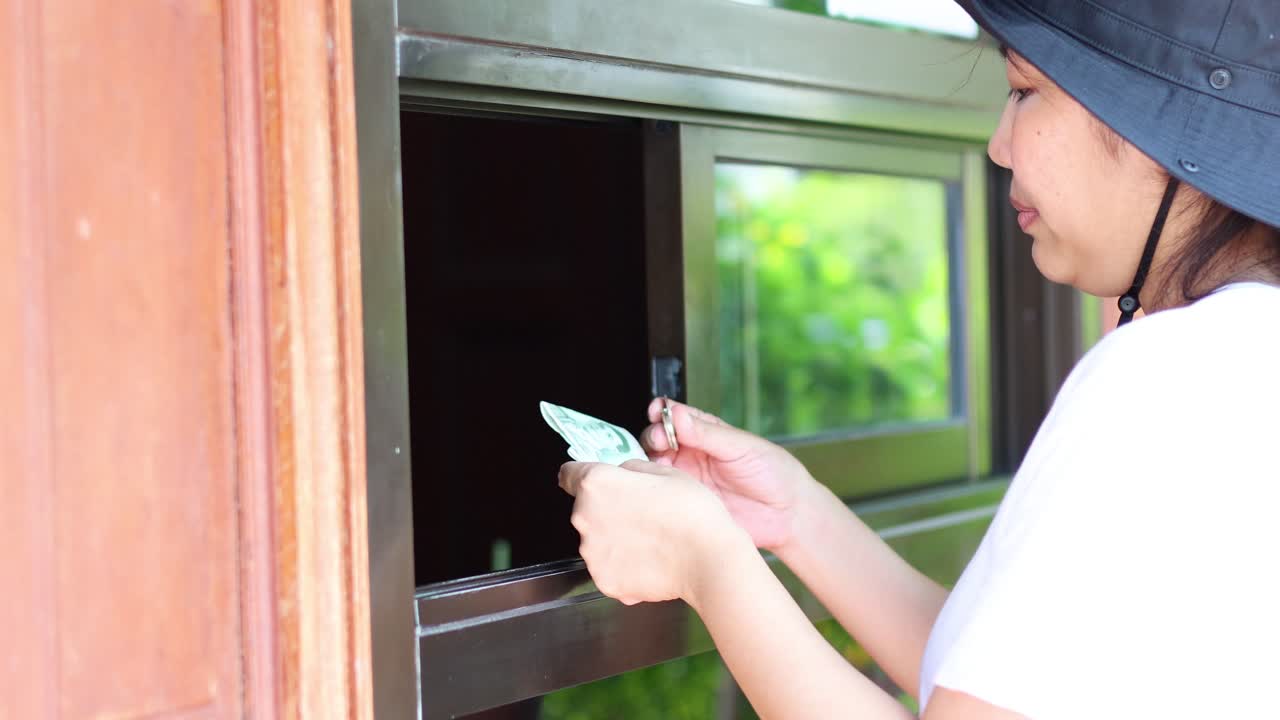 서비스 창문을 통해 개인 티켓을 구입하는 것