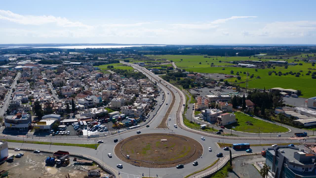 도시 산업 구역에서 운전하는 움직이는 자동차의 공중 하이퍼스