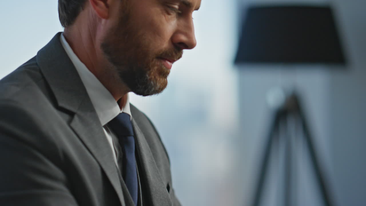 gerente manos abiertas computadora comenzar a trabajar de cerca. trabajador enfocado escribiendo portátil