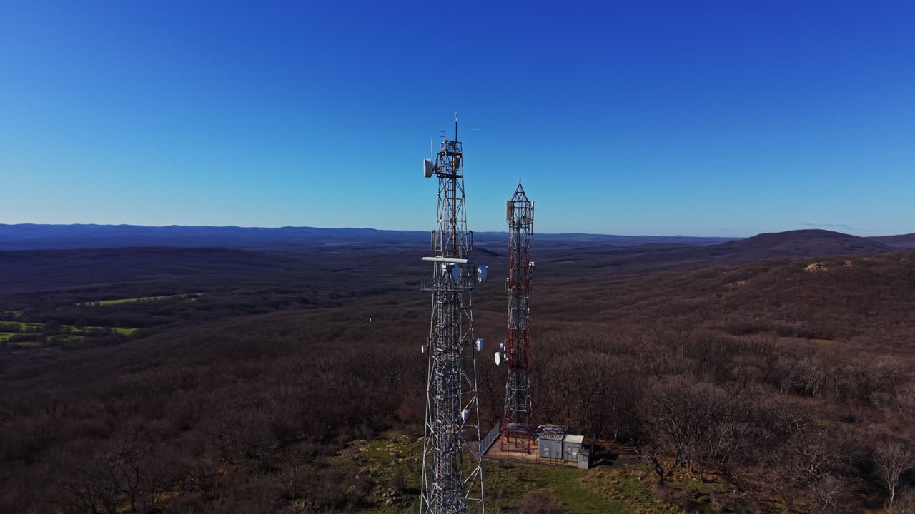 Las torres de comunicación se alzan imponentes en un paisaje remoto bajo un cielo despejado