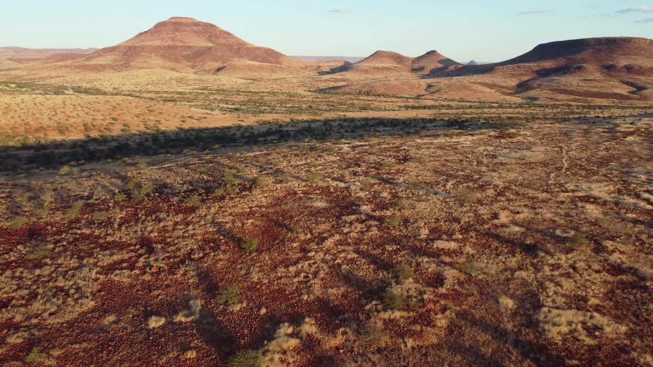escénico paisaje aéreo del árido desierto de damaraland del norte de namibia