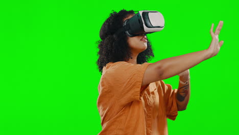 Vr,-Juegos-Y-Una-Mujer-Con-Gafas-Sobre-Un-Fondo-Verde.