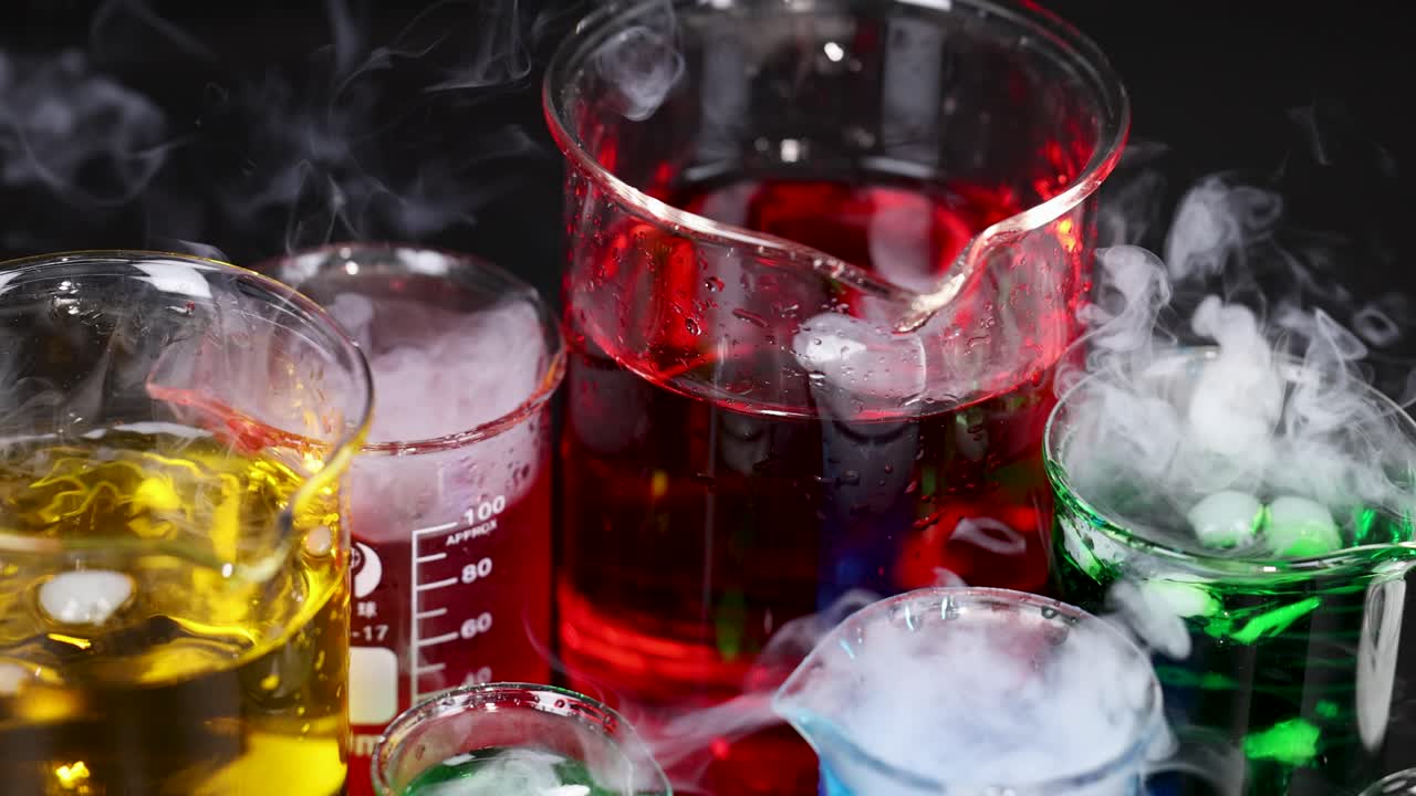 copas con líquidos de colores y reacción de hielo seco