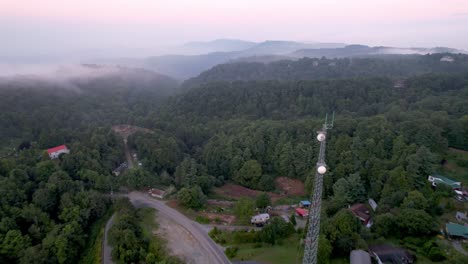 Luftfliegen-Am-Fernmeldeturm-In-Der-Nähe-Von-Boone-NC,-North-Carolina