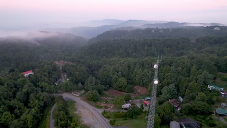 vuelo aéreo por la torre de comunicaciones cerca de boone nc, carolina del norte