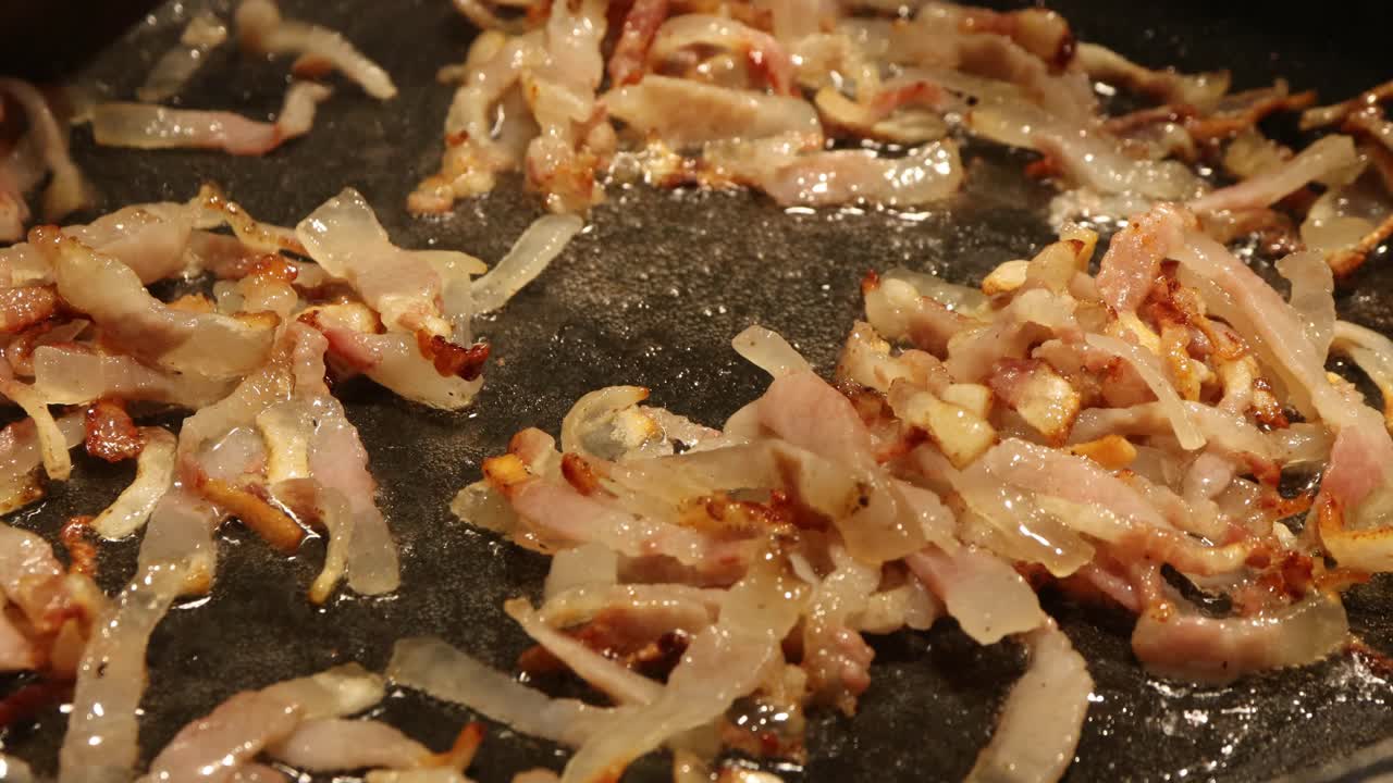 베이컨을 팬에 녹여 이탈리아 파스타를 만들고 클로즈업 샷