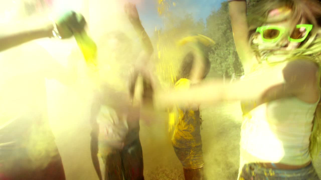 grupo multiétnico celebrando el festival de holi en el parque