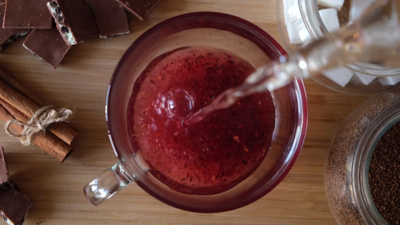 té de chocolate caliente y bayas con canela