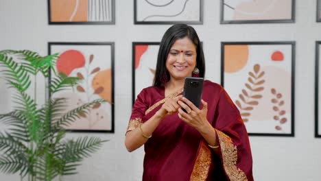 Glückliche-Indische-Frau,-Die-Telefon-Scrollt