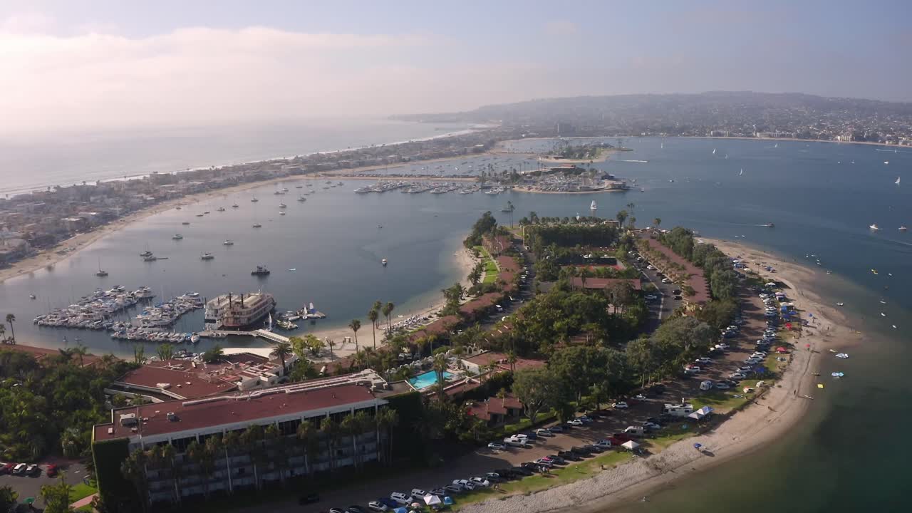 vista cinematográfica de drones de la bahía de mission en san diego, california con barcos de vela debajo