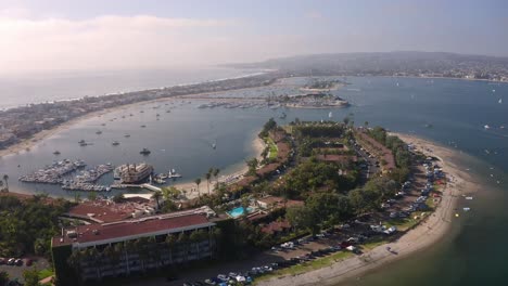 Vista-Cinematográfica-De-Drones-De-Mission-Bay-En-San-Diego,-California,-Con-Veleros-Debajo