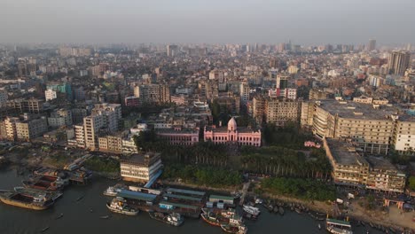 Luftaufnahme-Des-Pink-Ahsan-Manzil-Museum-In-Der-Nähe-Des-Ufers-Des-Flusses-Buriganga-In-Dhaka
