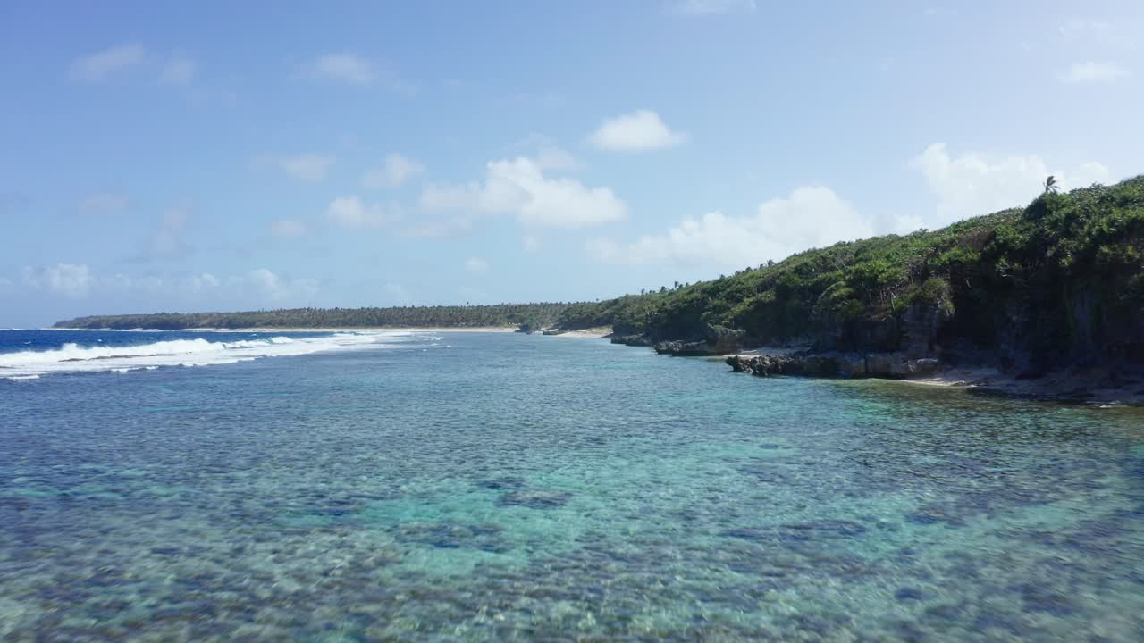 톤가, 폴리네시아의 경치 좋은 해안선, 바위, 열대 우림 및 산호초의 드론 촬영
