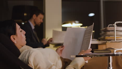 dos abogados trabajando de noche.