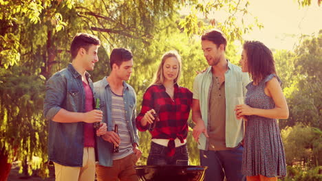 amigos felices en el parque haciendo una barbacoa