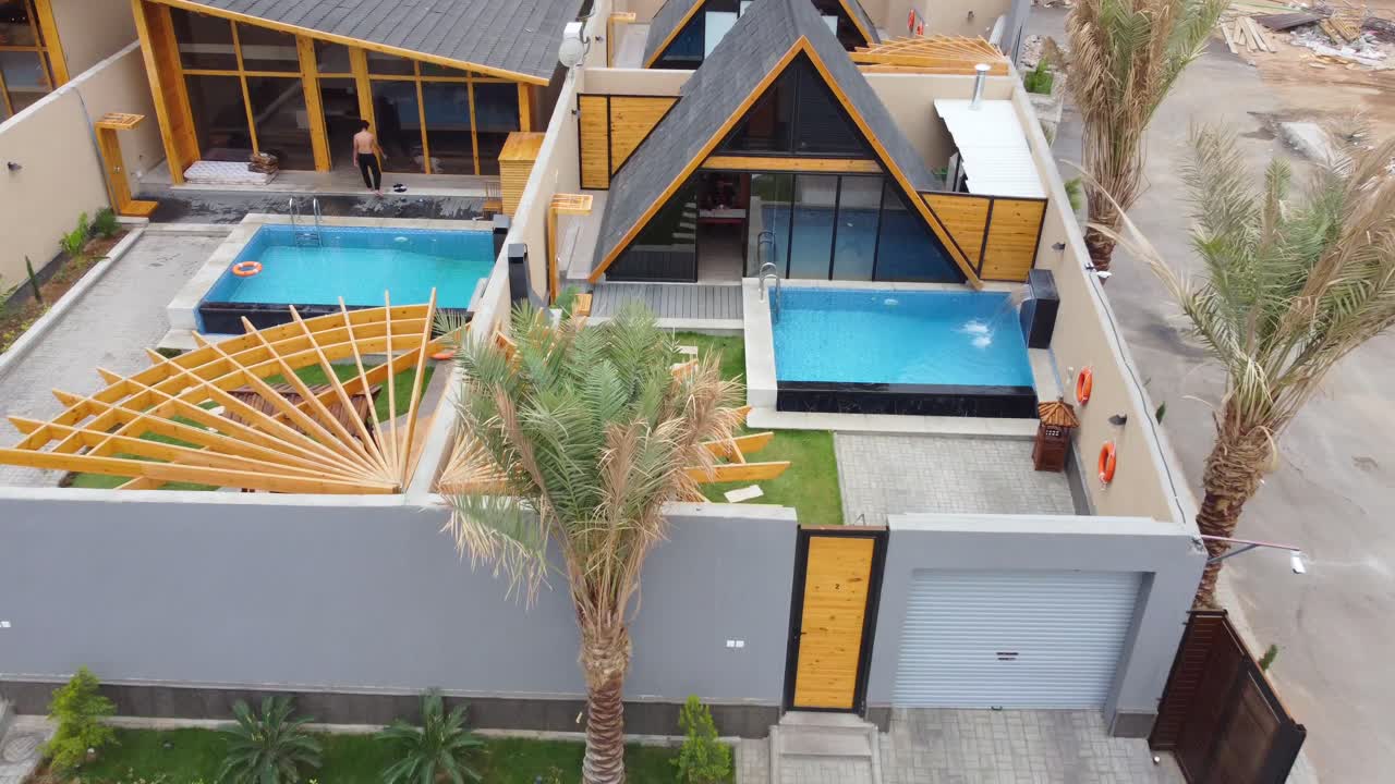 Toma de alejamiento de un hotel rural de lujo en la campiña de Taif, Arabia Saudita, con dron.