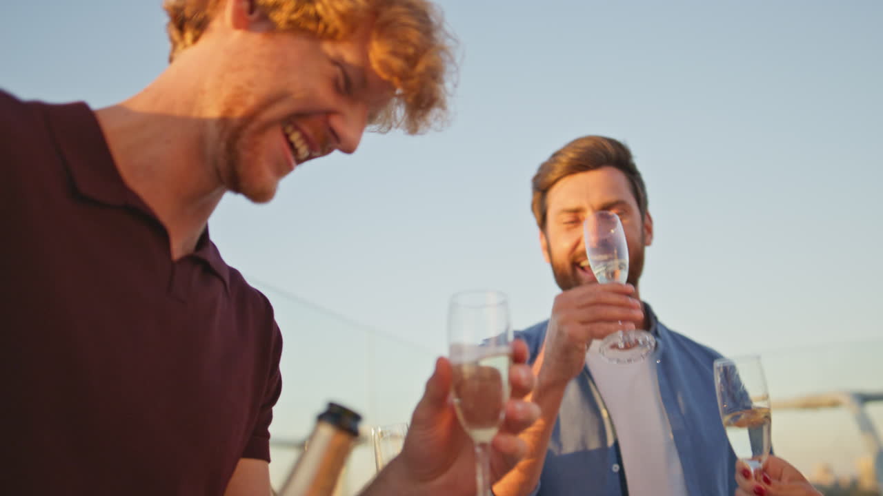 주말에 와인 글래스를 들고 즐거움을 나누는 사람들이 가까이 모이는 곳입니다.