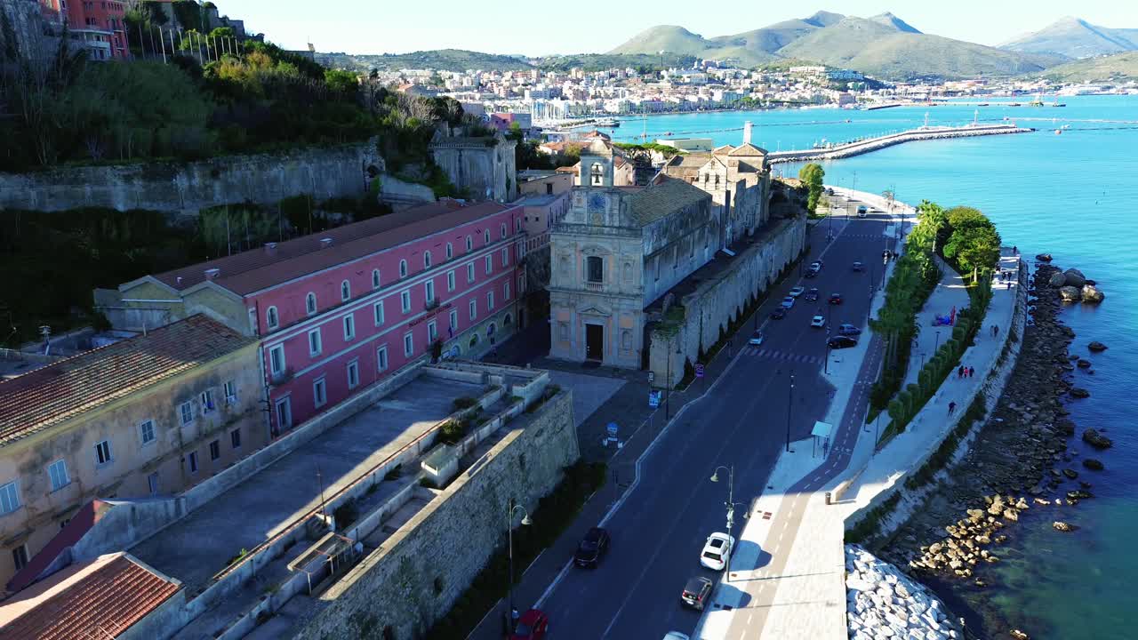 가에타의 교회 유적, 역사적인 건축물 및 해변, 빛에 목욕, 라치오, 이탈리아