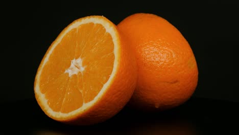 naranja sobre un fondo negro.