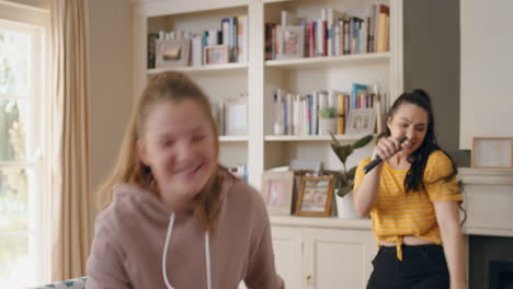 Coole-Mädchen-Im-Teenageralter,-Die-Zu-Hause-Tanzen,-Beste-Freunde,-Die-Spaß-Haben-Und-Funky-Tanzbewegungen-Genießen,-Die-Am-Wochenende-Zu-Hause-4k-Feiern