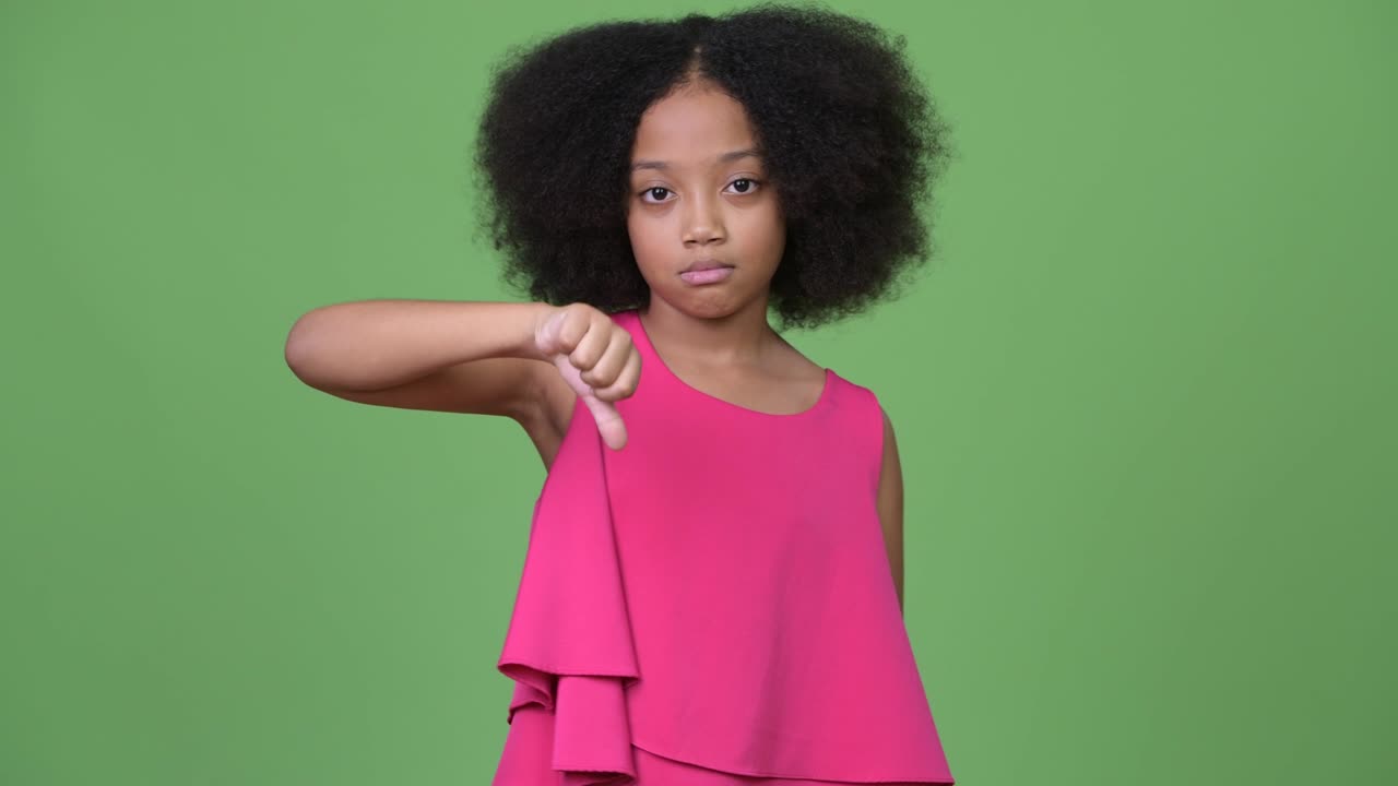 joven africana con cabello afro dando pulgares hacia abajo