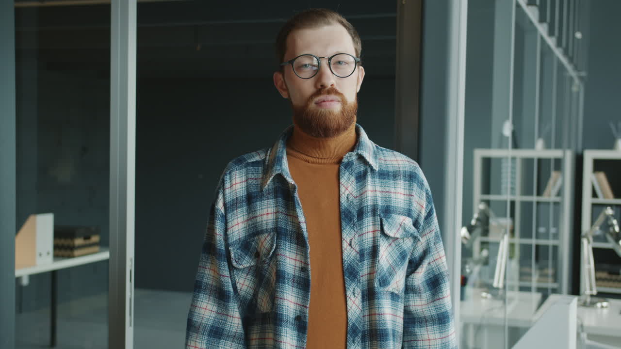 hombre en la oficina