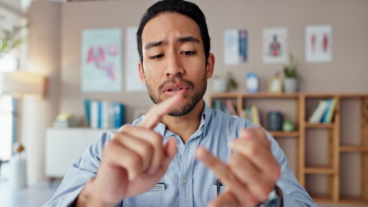 프레젠테이션 또는 비디오 통화를 하는 사람