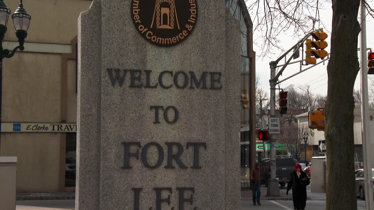 un cartel da la bienvenida a los visitantes a ft lee new jersey