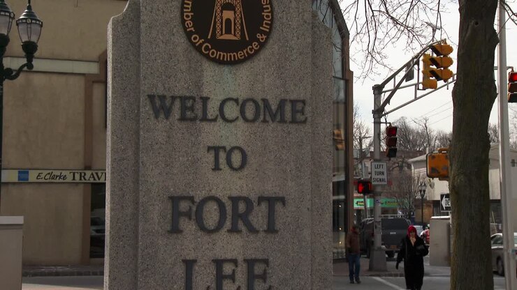 Un cartello dà il benvenuto ai visitatori a Fort Lee, New Jersey