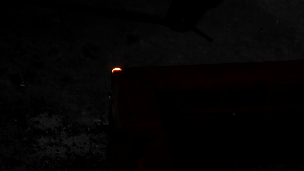 녹은 철 막대기는 용접 기계와 아크를 사용하여 결합됩니다.