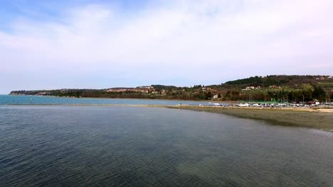 Vista-Aérea-De-Una-Costa-Oceánica-Urbana