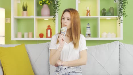 mujer joven que está considerando una inversión.