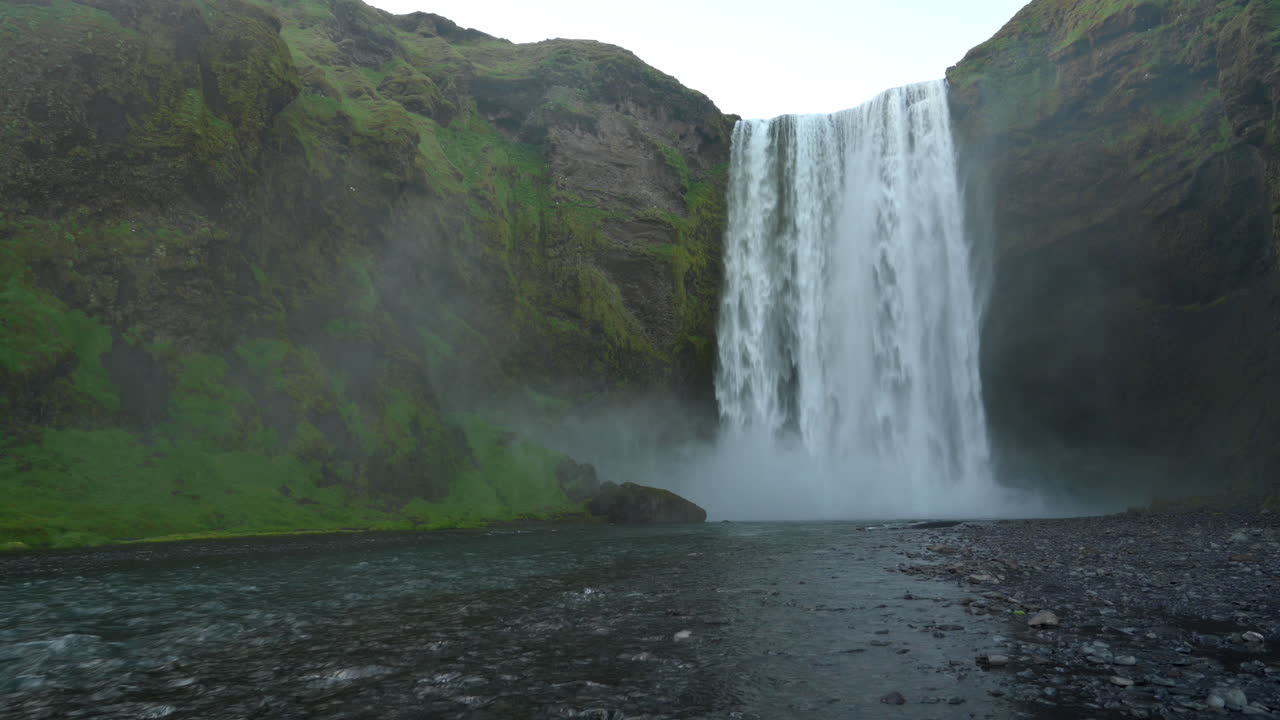 cascada de skogafoss, carretera de circunvalación en islandia, tiro de trípode desde el río