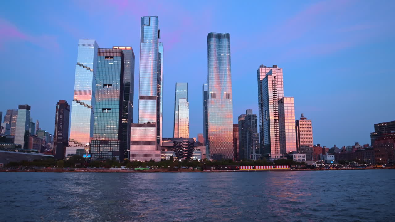 Nova York, EUA, 8 de agosto de 2025: o horizonte de Nova York mostra edifícios e água durante o pôr do sol. Edifícios altos refletem a luz na água na cidade de Nova York durante o pôr do sol