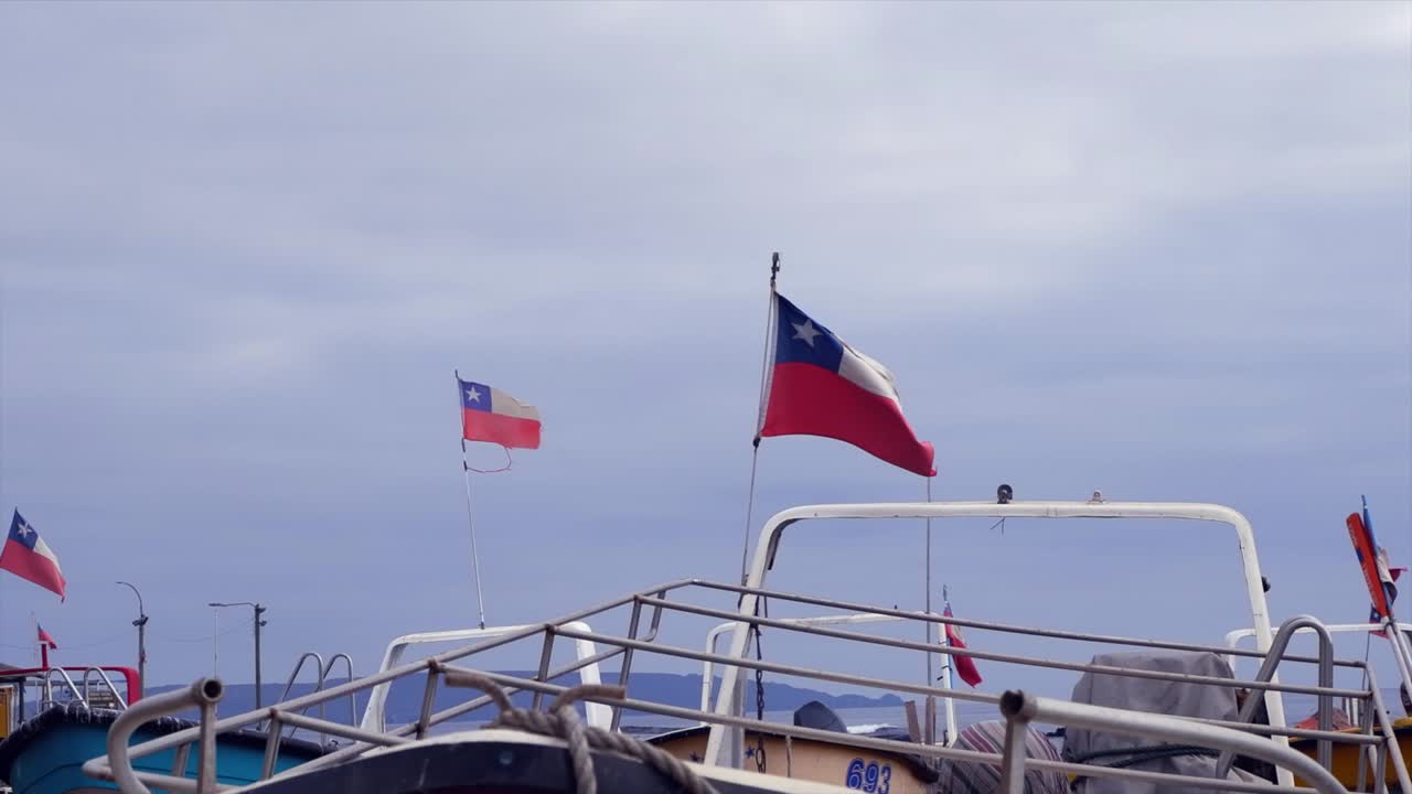 Bandiere del Cile su barche in deposito sventolano nella brezza sulla costa del Cile