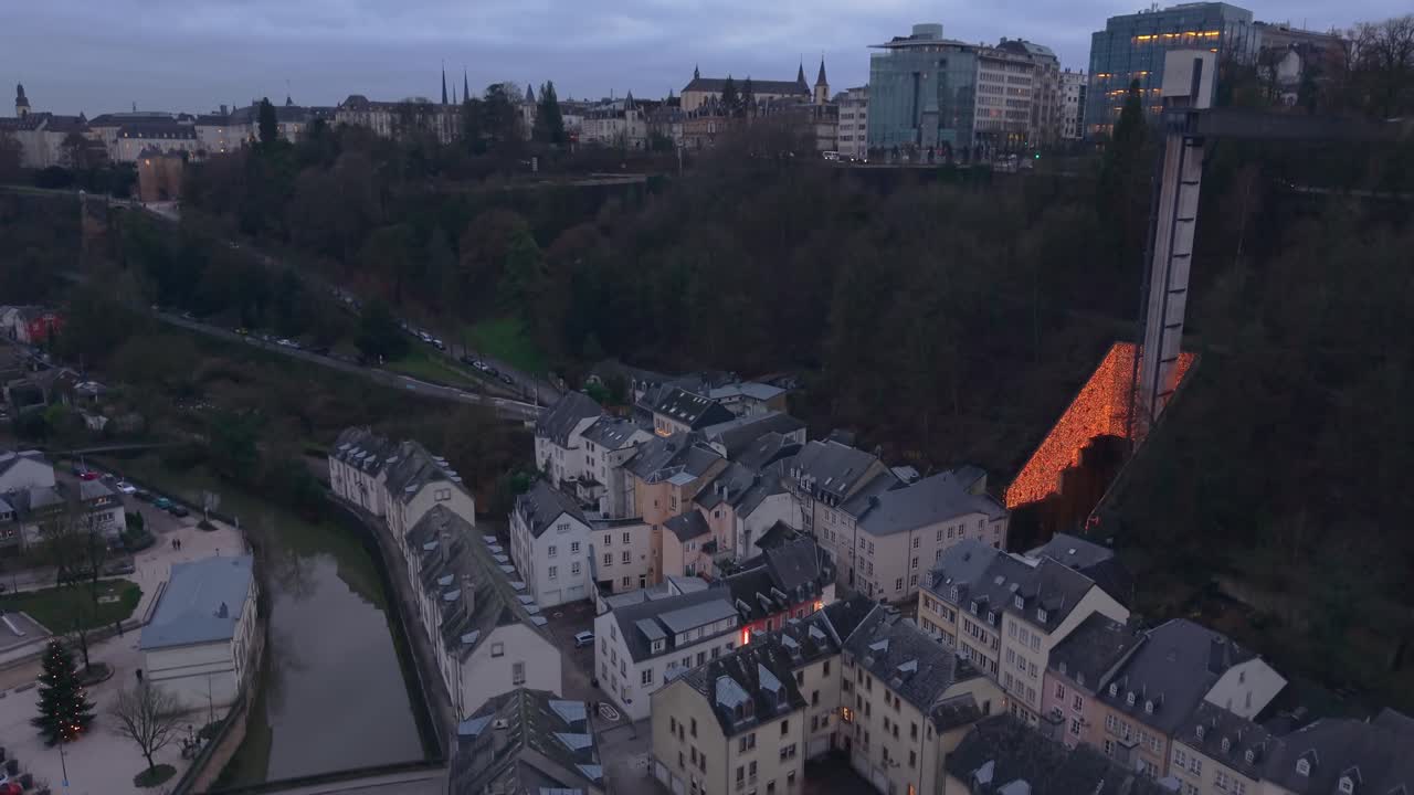 Riprese con drone dell'Ascensore Panoramico di Pfaffenthal in Lussemburgo, che collega il quartiere fluviale con la città alta, mostrando infrastrutture moderne e un paesaggio urbano a più livelli.