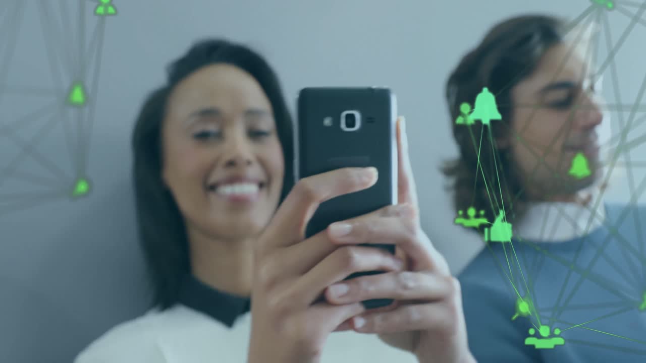 animación de un globo de conexiones con iconos sobre un hombre de negocios que usa un teléfono inteligente