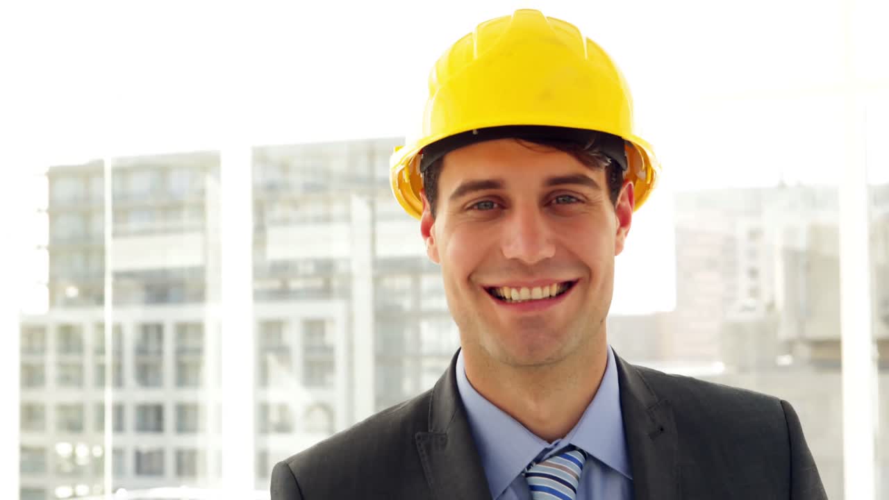 arquitecto sonriendo a la cámara