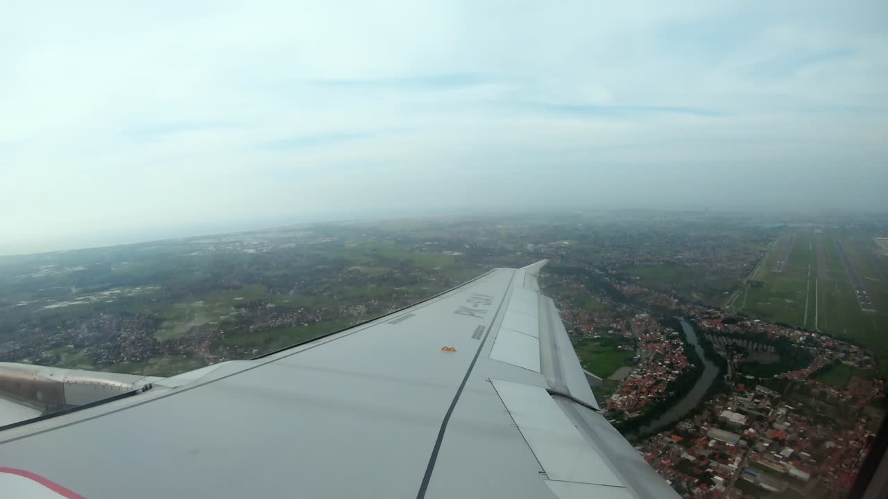 vista desde la ventana de la aeronave a la pista