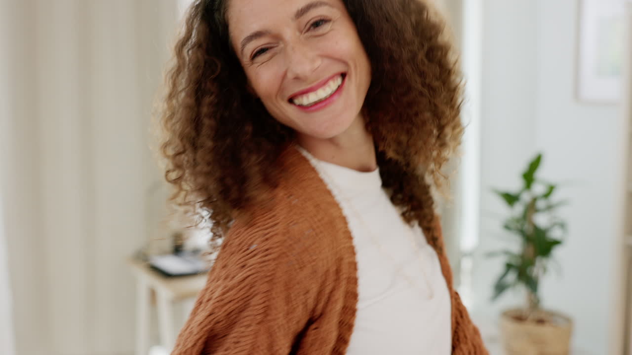 feliz, mujer y sonrisa para el baile divertido disfrutando