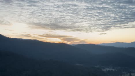 Colorido-Amanecer-En-El-Bosque-Con-Nubes-En-Movimiento-Timelapse-Con-Capas-Y-Rayos-De-Sol