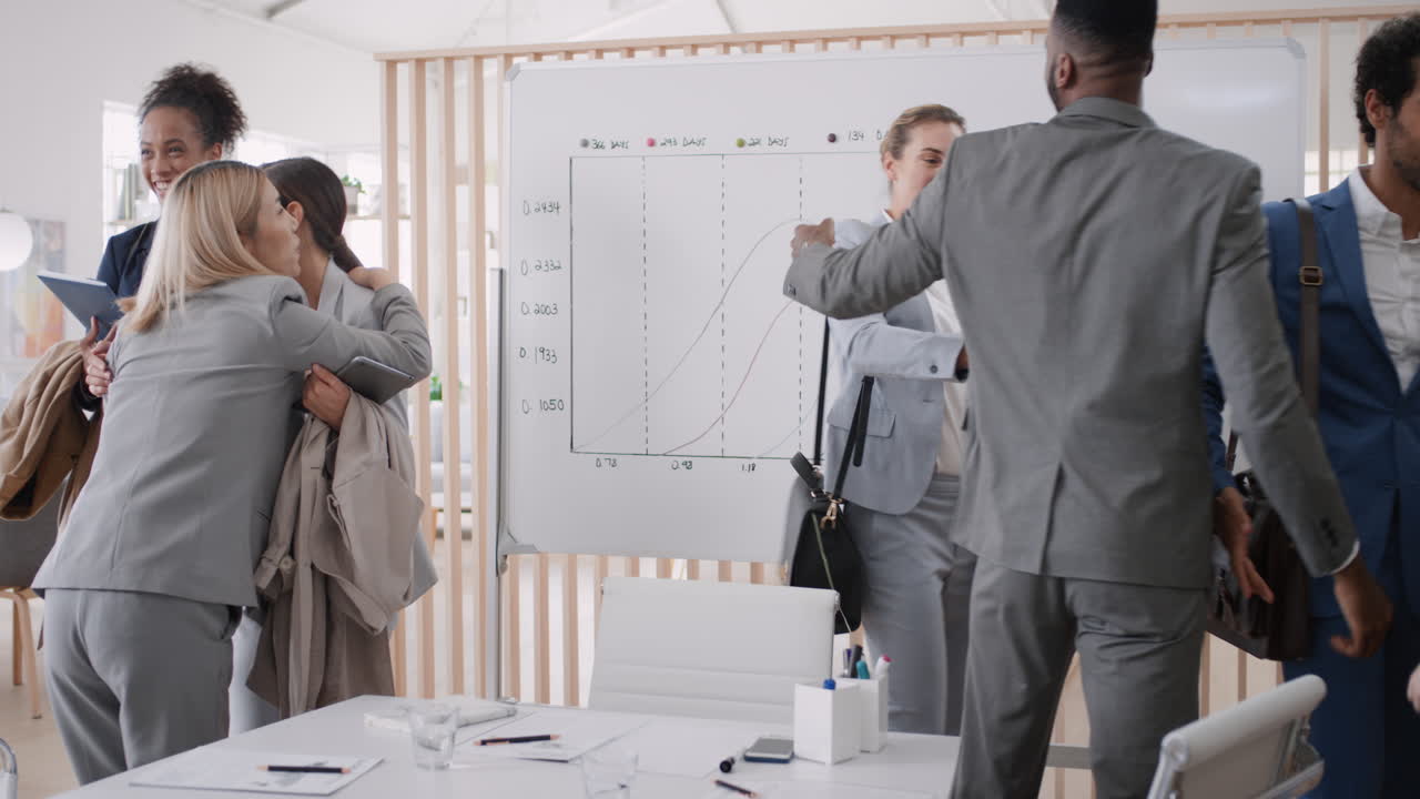 diversas personas de negocios se reúnen con clientes, se dan la mano, colaboran, planean acuerdos de asociación en el espacio de trabajo de la oficina de inicio.