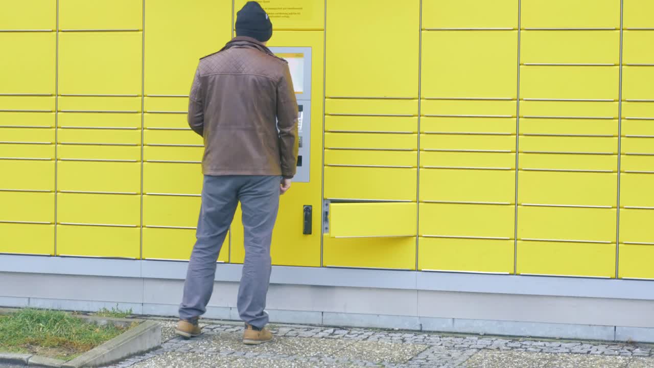 receiving a parcel out of the parcel station