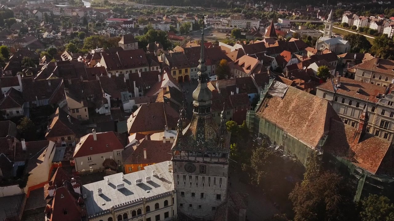 Ripresa con drone della bellissima città vecchia della Transilvania, Romania, catturata all'ora d'oro.