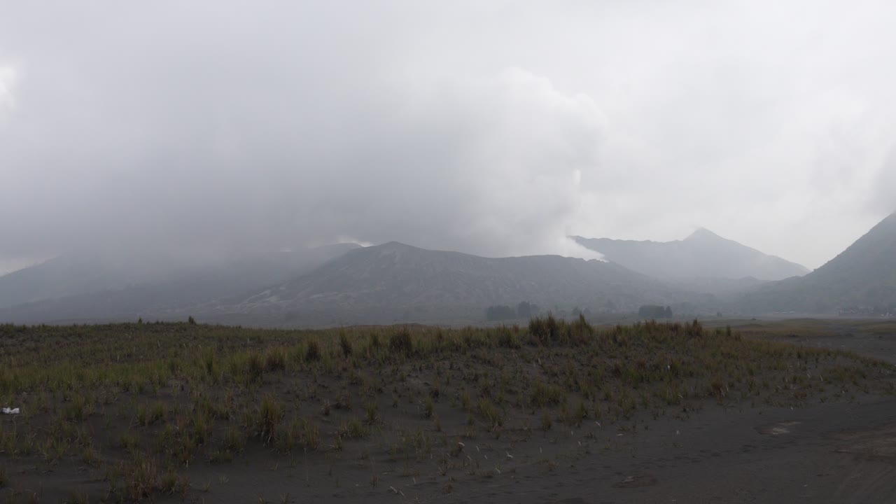 Paisagem do Monte Bromo, vulcão ativo, vapor de enxofre quente, atividade geotérmica em Java, Indonésia.