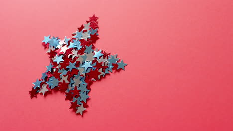 forma de estrella de estrellas rojas y azules sobre fondo rojo con espacio de copia.