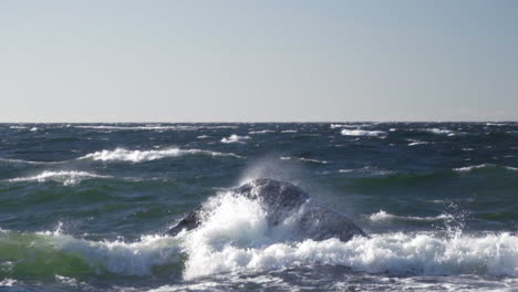 Wellen,-Die-In-Zeitlupe-Auf-Große-Felsen-Im-Meer-Treffen