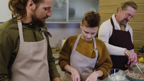 hombres caucásicos y niño en la cocina