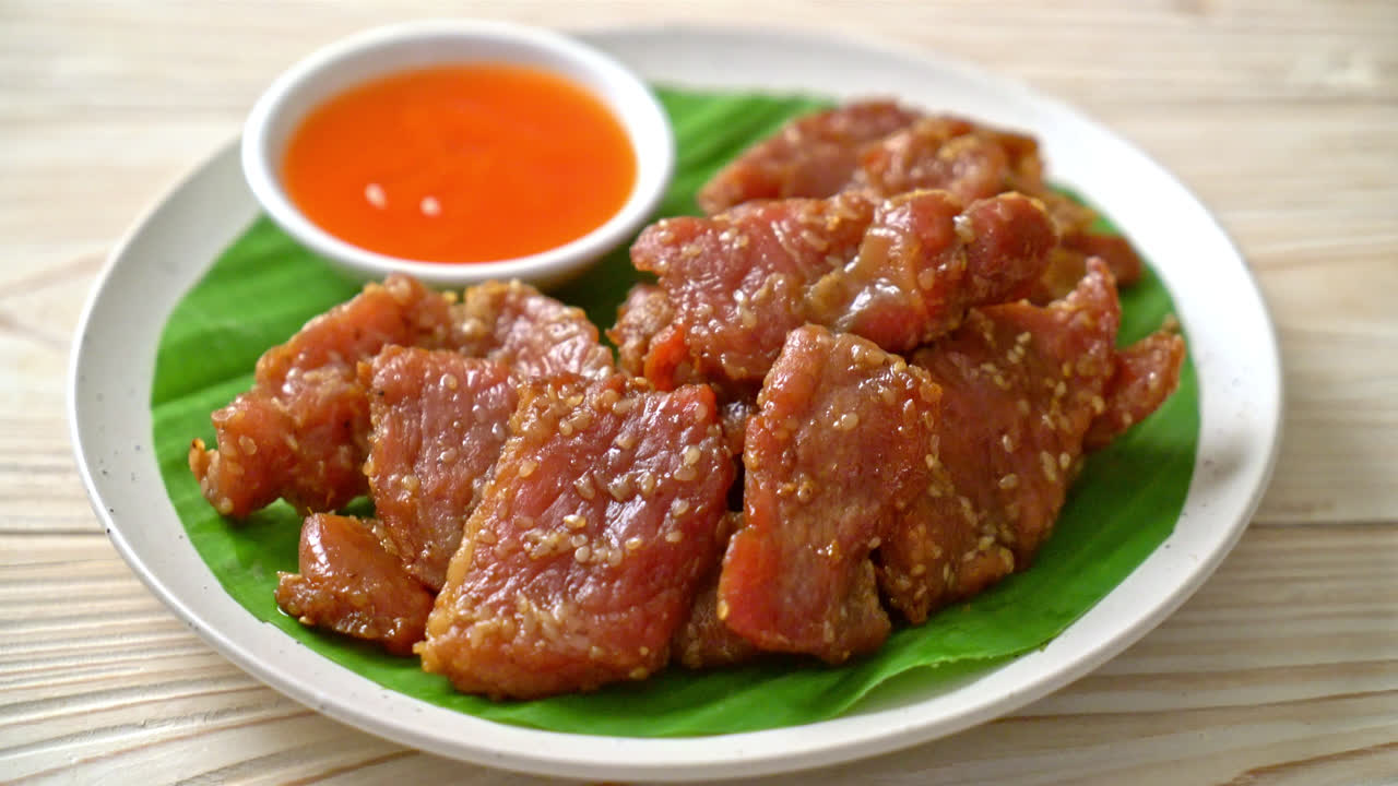 태양에 말린 돼지고기 소스와 함께