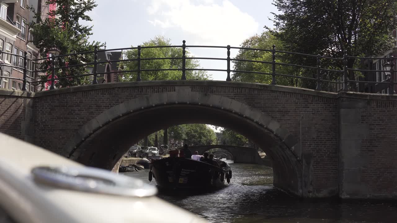 유서 깊은 구시가지를 통과하는 암스텔 강에서 아름다운 암스테르담 보트 여행